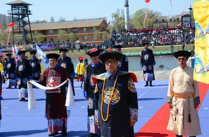 乾隆七世孙在吉林穿龙袍率众祭祖