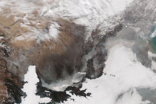 卫星图显示一片雾霾呈条状，从北京一直向西南方延伸，在关中平原尤其严重。
