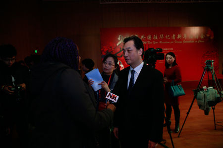 外交部:中国将继续为外国记者在华工作提供便利