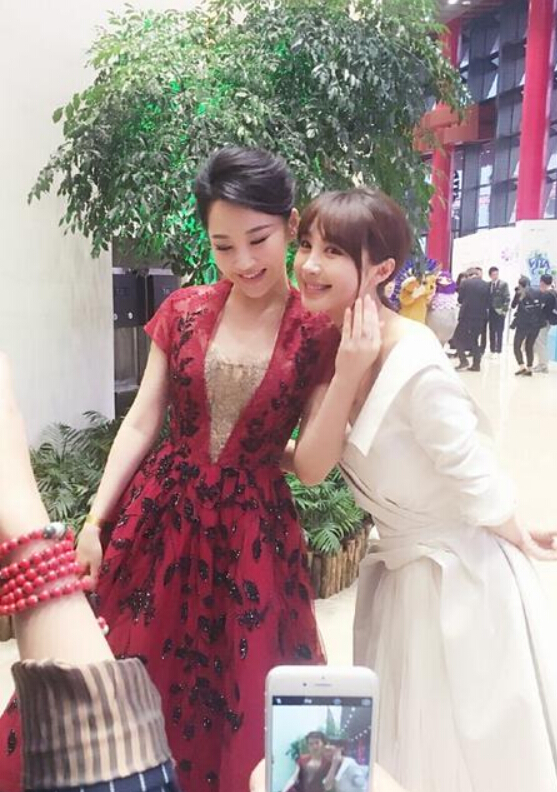许晴与李菲儿同框 一个娇艳一个甜美(图)