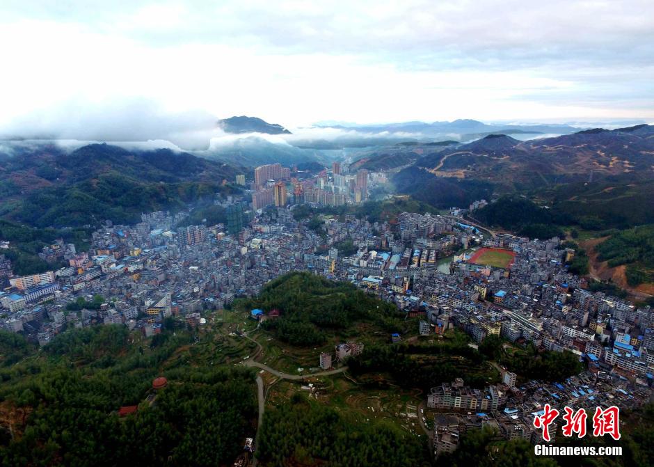 航拍山水环绕的福建山区县寿宁