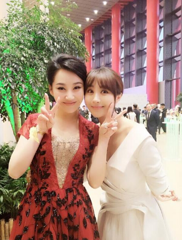 许晴与李菲儿同框 一个娇艳一个甜美(图)