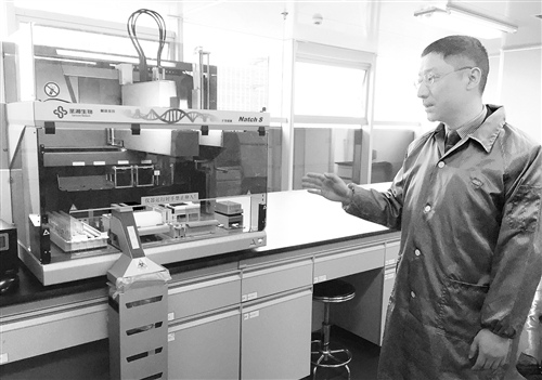 湖南圣湘生物科技有限公司的科研人员在介绍由该公司自主研发生产的