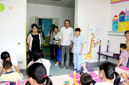 中国残联调研组在湖北省残疾人康复中心进行实地调研