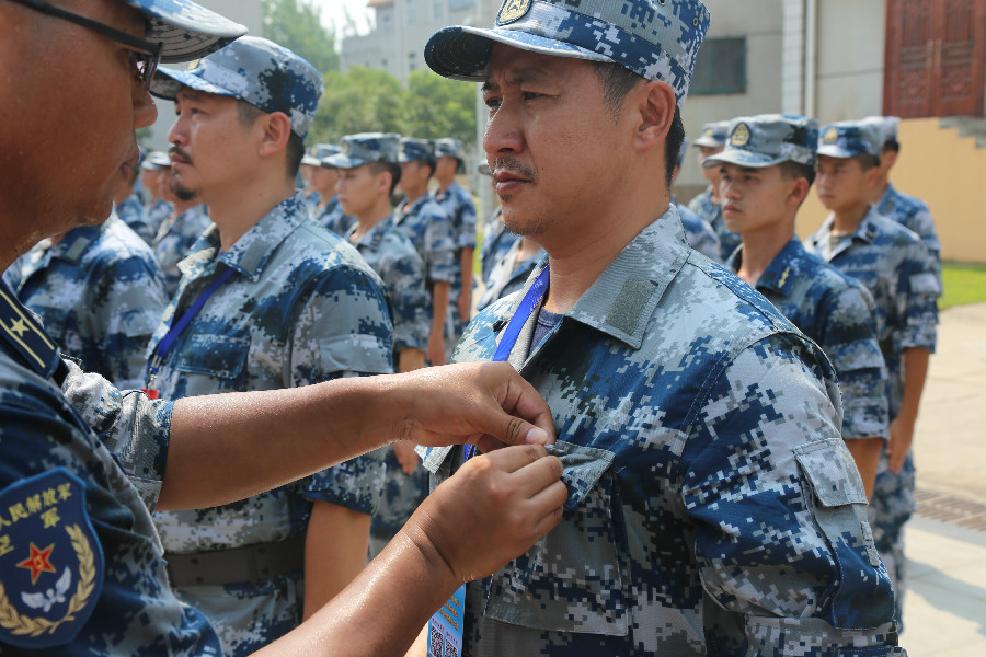 《三八线》尖刀连走进空降兵部队