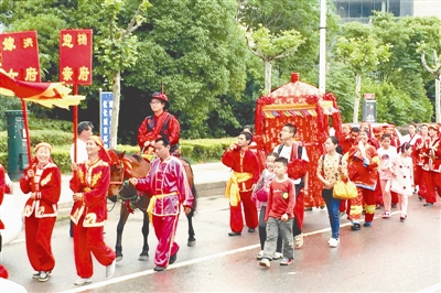 红袍新郎骑白马闹市迎新娘交警部门影响交通