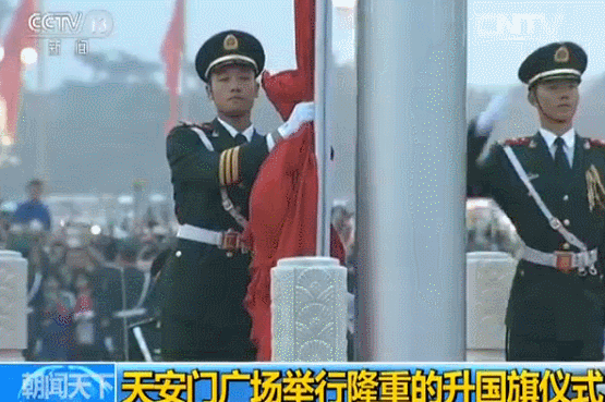 见证天安门广场举行升国旗仪式