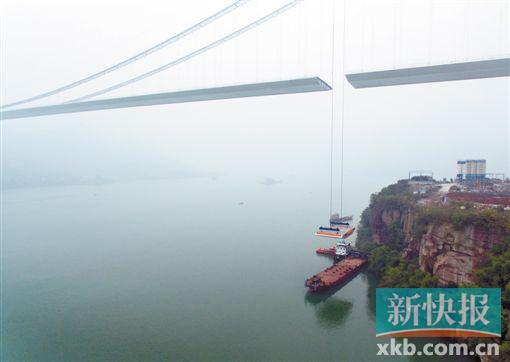 长江三峡库区 最长悬索桥主桥合龙