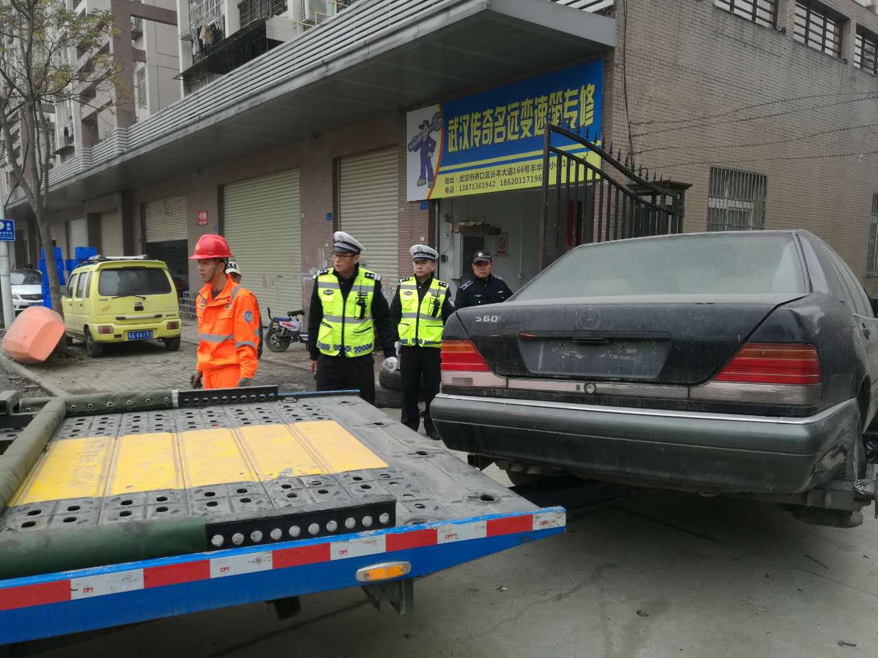 武汉硚口区交通大队启动长丰街区僵尸车整治