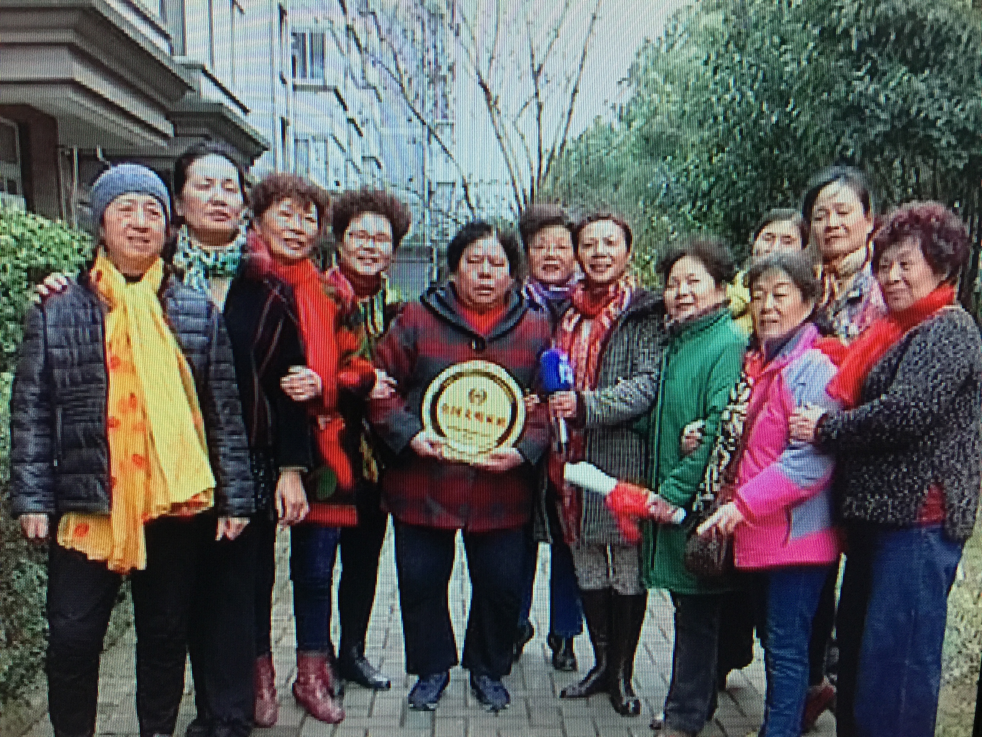 全国文明家庭--余洪芝家庭:志愿服务日记本就是