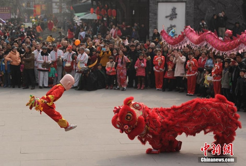 资料图:正月初一,四川乐山上万民众逛庙会。<a target='_blank' href='http://www.chinanews.com/'>中新社</a>发 刘忠俊 摄 点击进入下一页
