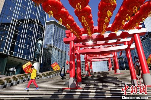 资料图:北京街头张灯结彩迎春节。<a target='_blank' href='http://www.chinanews.com/'>中新社</a>记者 李慧思 摄 点击进入下一页