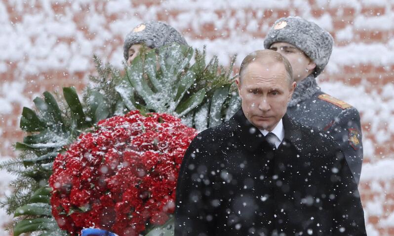 俄罗斯纪念祖国保卫者日 普京冒大雪向烈士墓