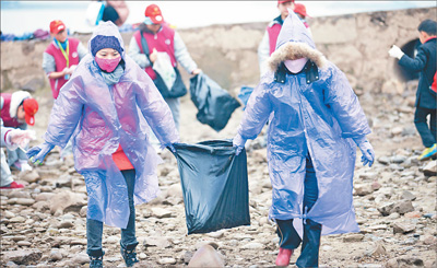 湖北宜昌:三峡蚁工,为江滩美容