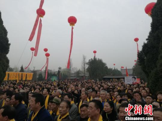 图为公祭现场人山人海。 刘鹏 摄 图为公祭现场人山人海。 刘鹏 摄