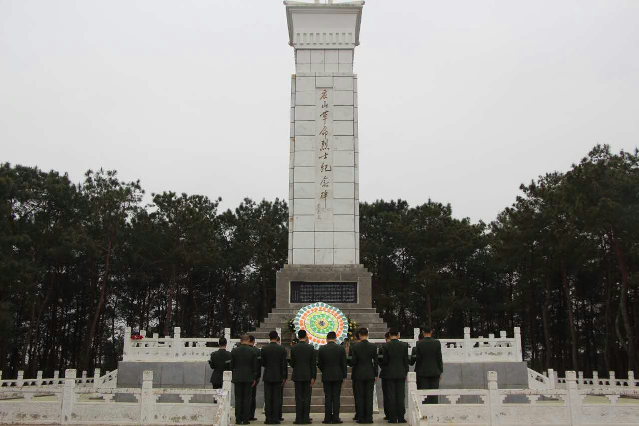 随州广水大队组织官兵清明节祭扫烈士墓碑缅怀英烈忠魂