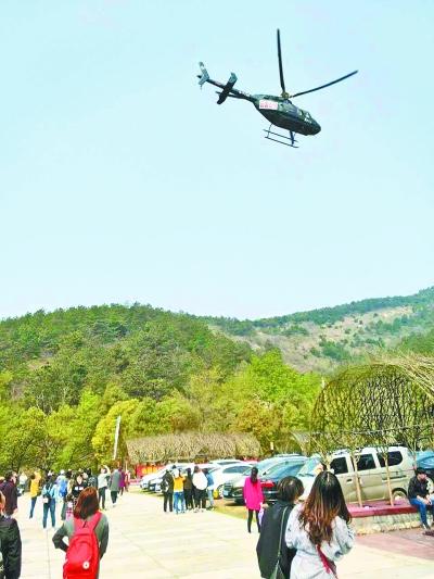 武汉景区直升机游线火爆 两天接待游客600多人