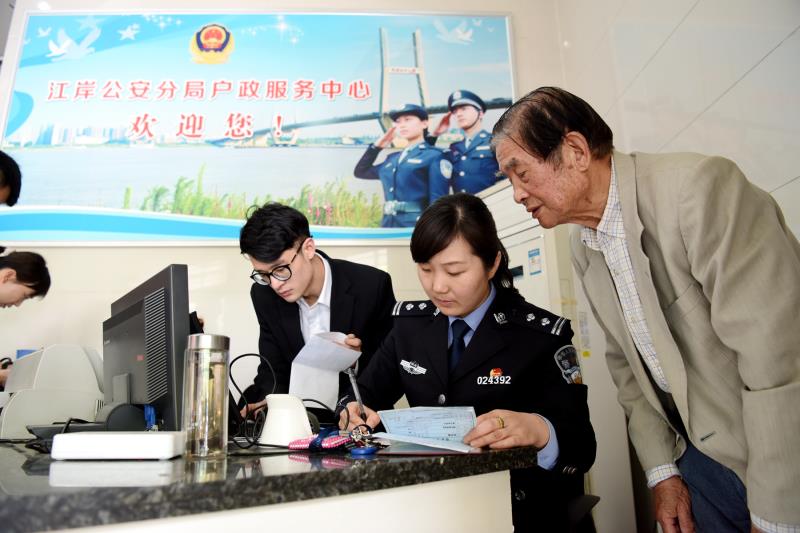 武汉 | 民警与时间赛跑 病房中办理身份证