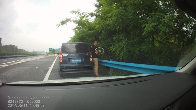 长江云报道这小伙开车太随意,不带证件驾车,高速公路违法停车上厕所