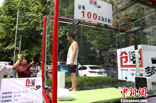 图为创业者安鸿先生在透明玻璃房子里用手机直播自己24小时生活。 张畅 摄