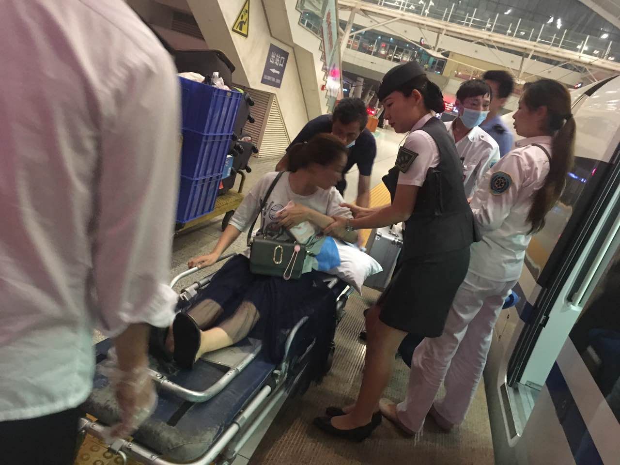 武汉高铁乘务员帮助孕妇转危为安_长江云
