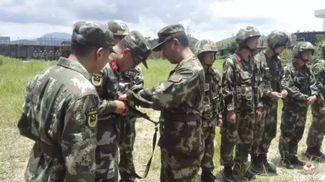 V视 | 毒品、枪支、毒贩,缉毒英雄临危不惧的冲