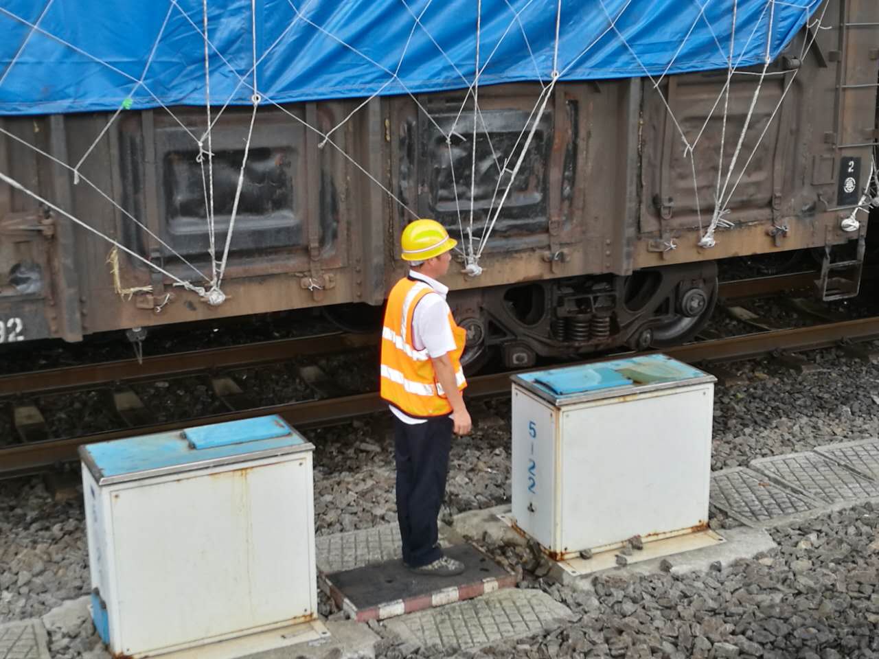 高温下的坚守 | 铁路工人的十滴水