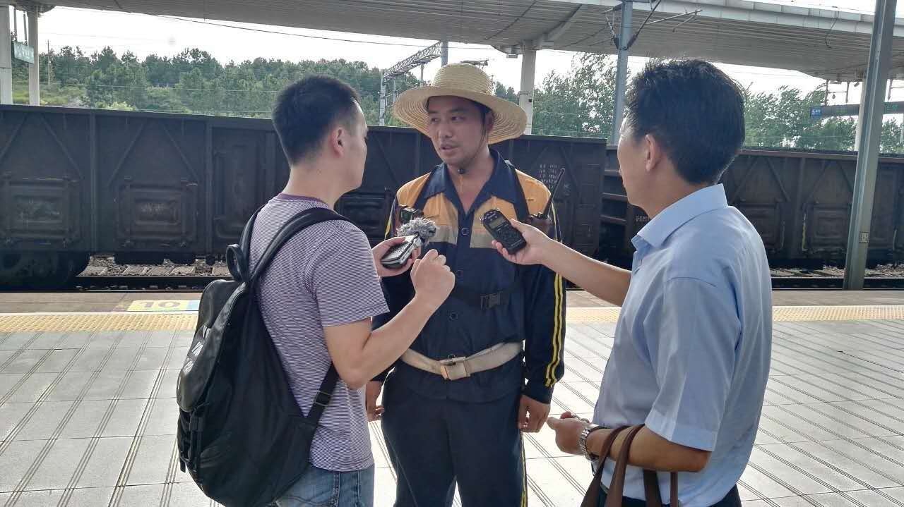 高温下的坚守 | 铁路工人的十滴水