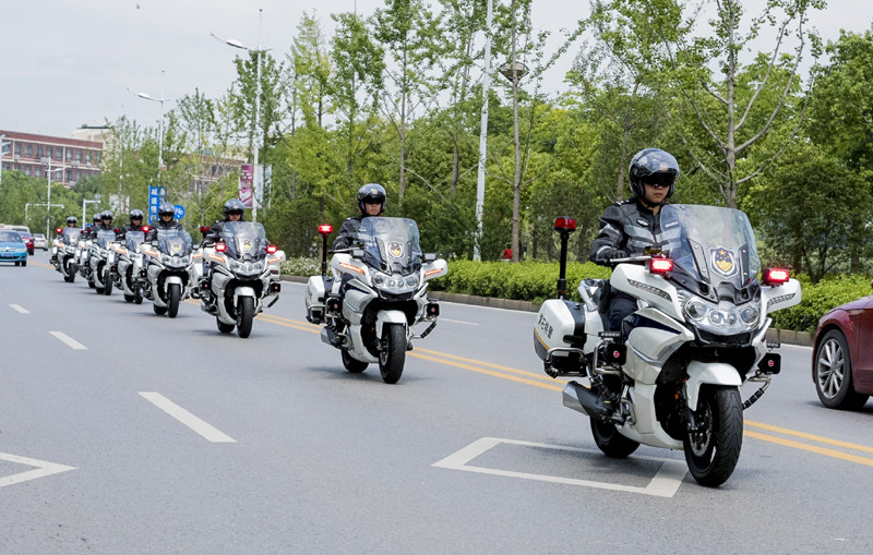 湖北黄石组建鄂东南首支骑警队