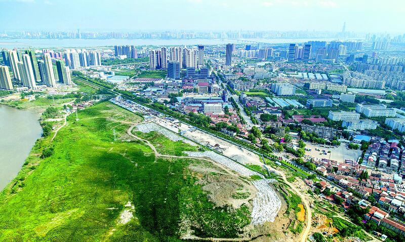 10日,武汉市江岸区堤角旁的岱山生态修复工程现场正在施工.