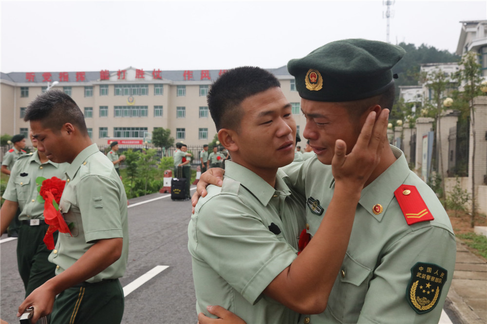 泪别!武警湖北总队3000余名退役老兵返乡