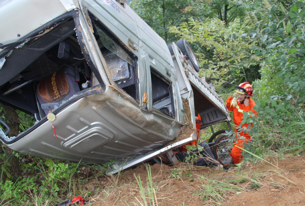 小货车山路遇翻车 英山消防紧急救援_长江云 湖北网络广播电视台