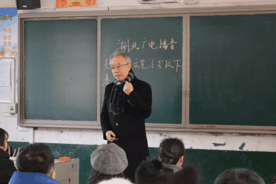 湖北广电文艺小分队走进荆州岑河镇送文化下基层