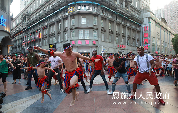 吴修富,刘守红街头表演肉连响.传承肉连响从娃娃抓起.