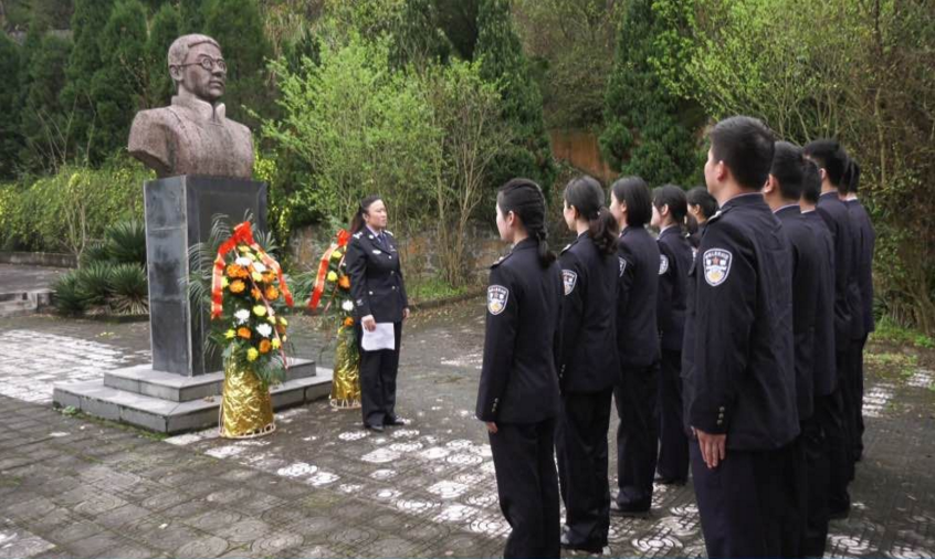 崇阳县公安局40名青年民警祭奠革命烈士