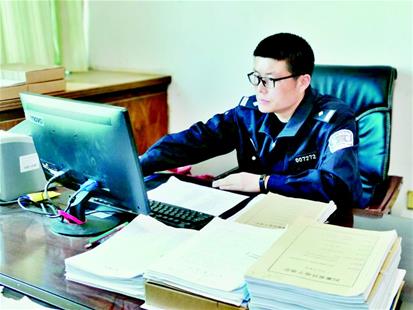 图为曹洪涛日常工作照"他昨晚又加班到凌晨,我在家里非常担忧,这一个