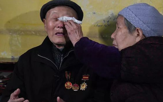 您一哭，我们的心也跟着落泪了……