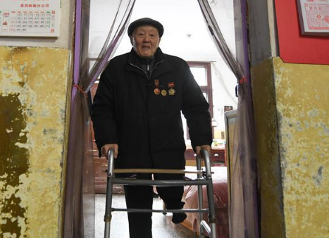张富清：身残志坚 年逾八旬截肢 自己锻炼用义肢走路