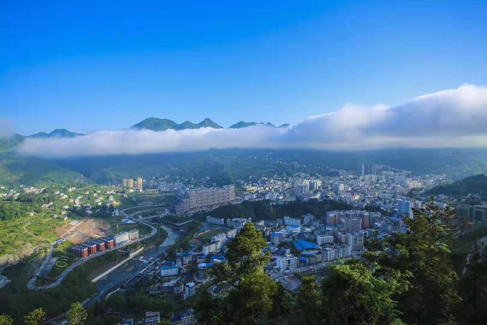 三驾马车齐驱奔出鹤峰70年巨变
