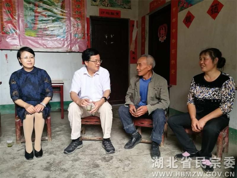 原副省长郭生练（左二）到建始县调研