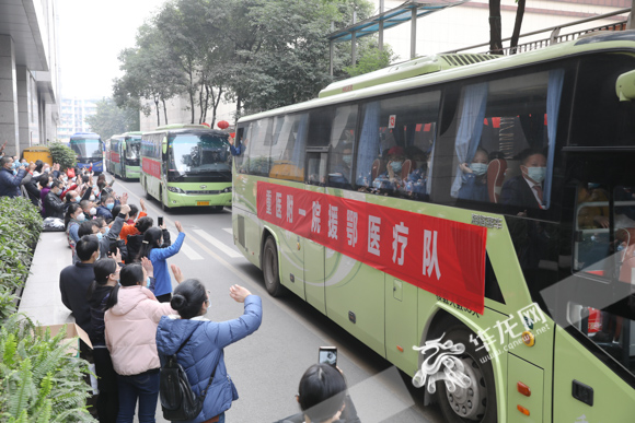 重庆同学都去了一线这个同学会我不该缺席重庆160人医疗队支援武汉再