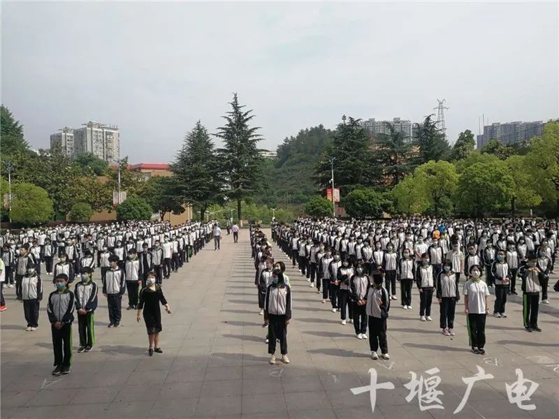 分批错峰入校740多名初三年级学生十堰市第二中学今天早晨十堰市第二