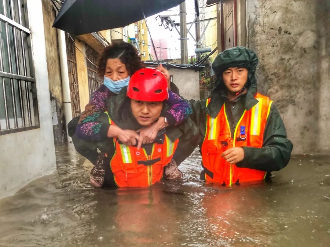 暴雨致湖北多地受灾消防员处置洪涝灾害210起营救和转移疏散群众3000