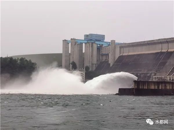 震撼丹江口大坝今年首次开闸泄洪