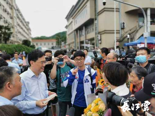 今天在家人的陪伴下,余宗玺来到了向往已久的学校.