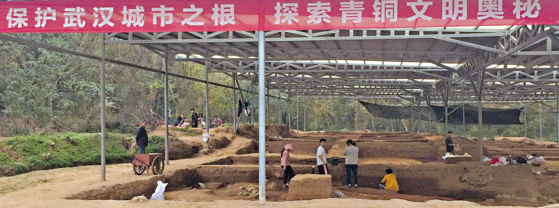 盘龙城遗址博物院考古研究部副主任廖航向记者介绍闭环状石堆.