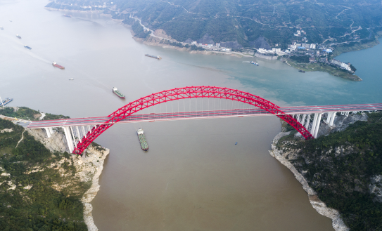 从空中俯瞰,长江,香溪河交汇的悬崖峭壁间,秭归长江大桥串起的"五桥一