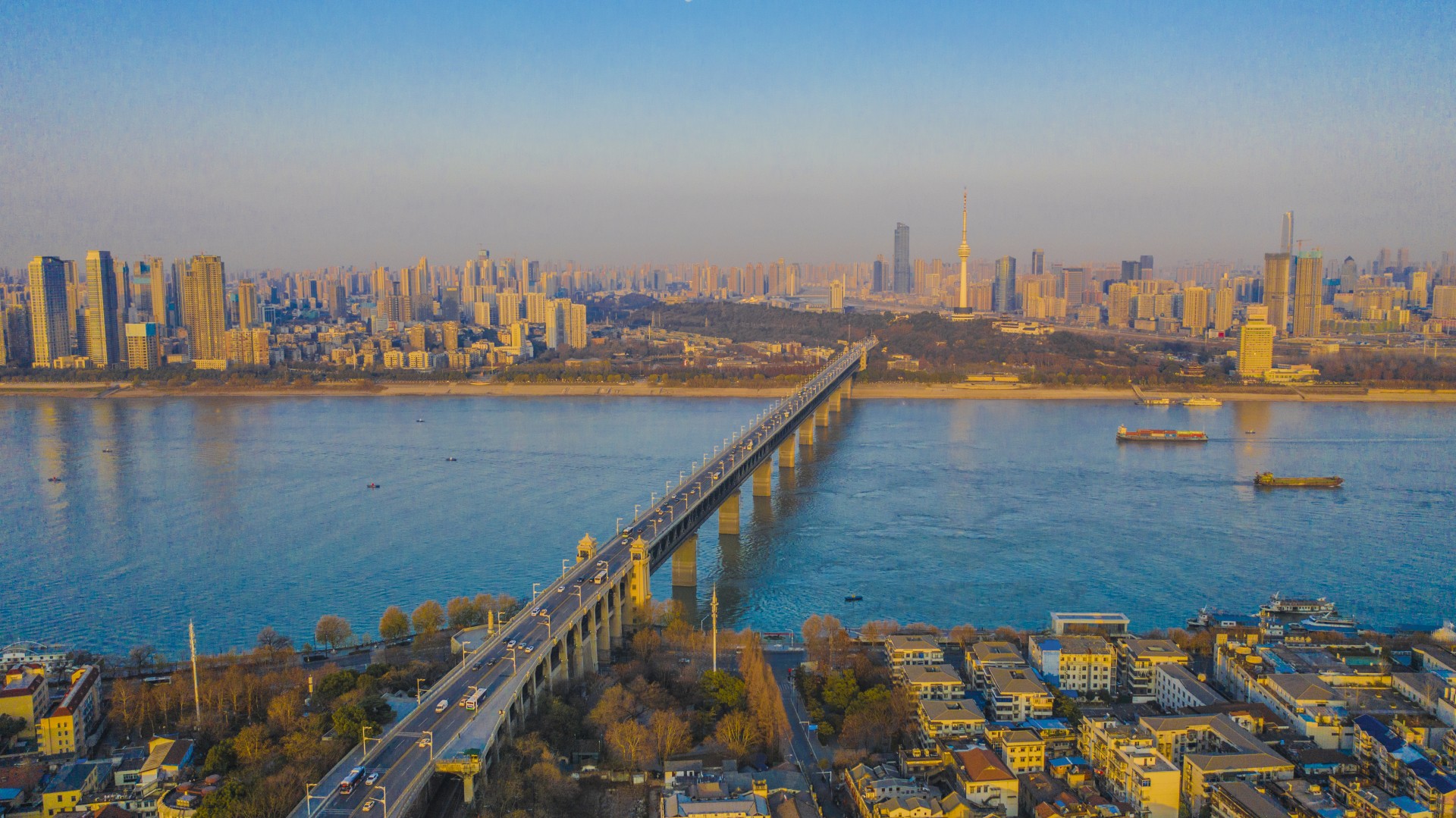 湖北武汉: 2021的第一缕阳光红日映满英雄之城