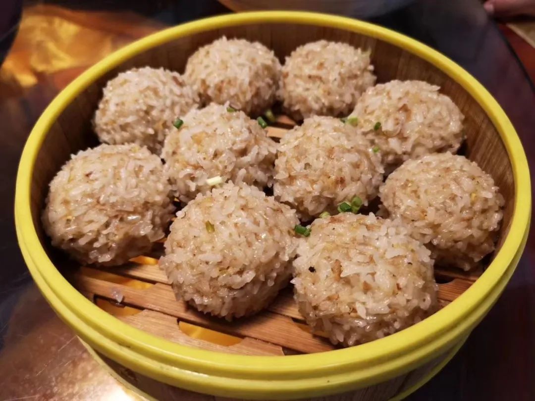 恩施粉蒸糯米圆子"簰洲圆子"是一种味道鲜美的鱼圆子,它起源于嘉鱼