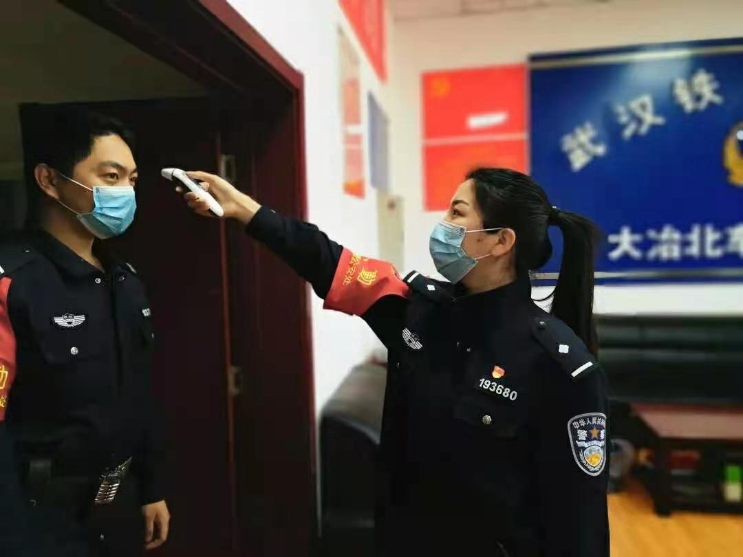 双警夫妻宋美芳和李名清春节期间举办了一场简朴而又温馨的特殊婚礼